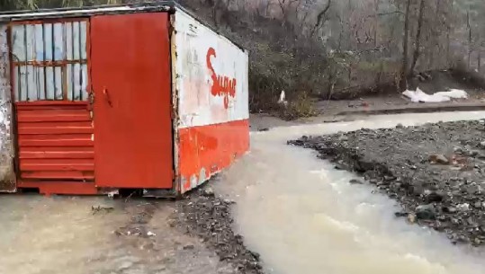 Reshjet e shiut/ Probleme në fshatin Troshan në Lezhë, vërshimi i ujërave të përroit gërryen rrugët! Uji vë para një kontenier