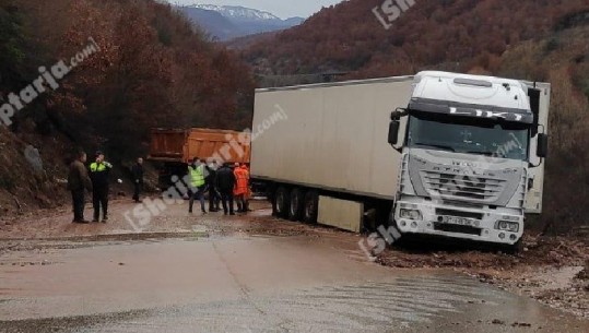 Rrëshqitje dherash në aksin Librazhd-Përrenjas, një maune devijon nga rruga (FOTO-VIDEO)