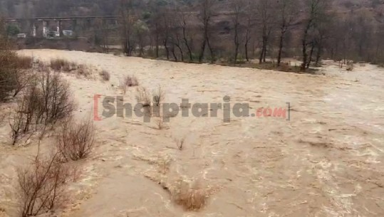 Shkumbini del nga shtrati, Braçe apel banorëve: Largohuni menjëherë! Prurjet e lumit janë rritur, jeni në rrezik (VIDEO)