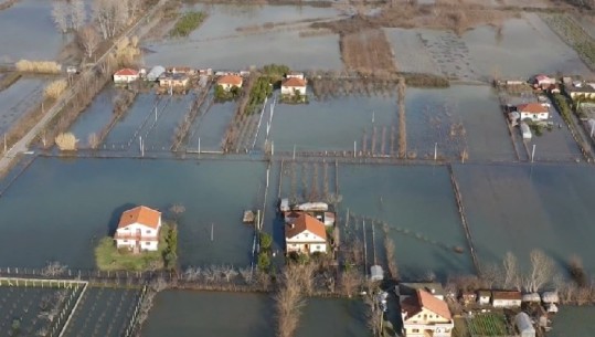  Oboti nën pushtetin e ujit, shtëpitë si ishuj / Pamje me dron 