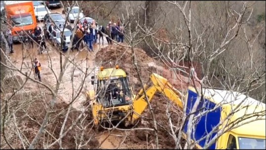 Rënia e dherave në Skuraj, bllokohet qarkullimi për disa orë në aksin Burrel-Tiranë! Furgoni rrezikoi të binte