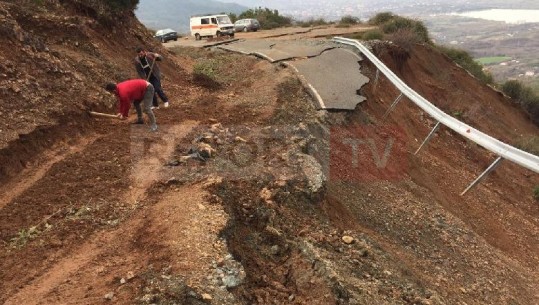 Që prej të shtunës të izoluar, banorët e fshatit Ungrejt në Lezhë ndërhyjnë vetë për të bërë rrugën të kalueshme