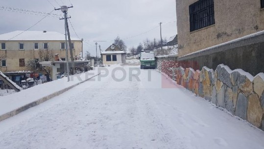 Borë dhe ulje temperaturash, disa zona të thella në Kukës dhe Tropojë probleme me energjinë elektrike (VIDEO)