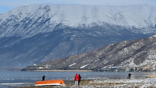 Fotolajm/ Dëbora shtrohet në Parkun Kombëtar të Drilonit, destinacion i preferuar për turistët