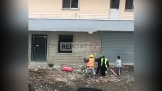 FRPD Lezhë ngatërron priftin me kujdestarin e Kishës/ Punonjësi i rrugës godet me një send të fortë në kokë besimtarin (VIDEO)