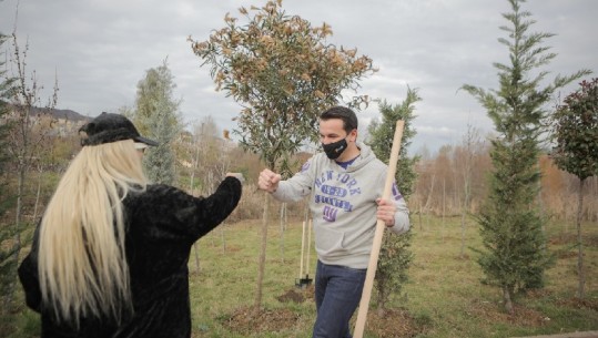 Të rinjtë surprizojnë mikeshën e tyre, i dhurojnë pemë për ditëlindje! Veliaj: Sot kemi mbjellë shpresë! Kollaj të shash e mashtrosh (VIDEO)