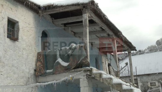 Familja në Kukës apel për ndihmë: Dua të iki sa më parë nga kjo shtëpi, s'kam asnjë kusht! Më ka mbetur veç të shkoj në përrua e të hidhem