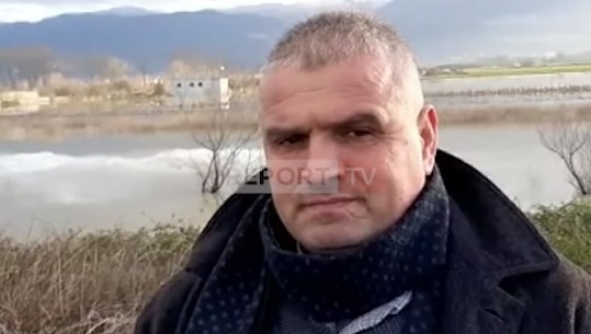 Ishmi del nga shtrati/ Rreth 30 banesa të rrethuar nga uji, banori: Disa fshatra të përmbytura (VIDEO)