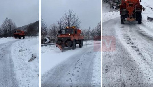 Reshje shiu e dëbore gjatë mbrëmjes në Korçë, në rrugën e Dardhës kalimi me zhinxhirë ose goma dimërore (VIDEO)