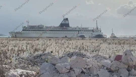 Pas disa orësh të bllokuar në det, 145 pasagjerë zbresin nga trageti i linjës Brindisi-Vlorë! Mjetet e vogla lundruese dhe ato të peshkimit të pezulluara (VIDEO)