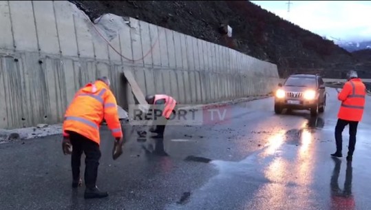 Shkëputet masivi shkëmbor, çan betonin mbrojtës në rrugën e Arbrit