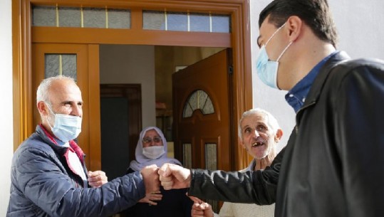 Basha me familjen në Lundër: Tekste falas deri në klasën e 9, studim dhe drekë në shkollë paguar nga shteti (VIDEO)