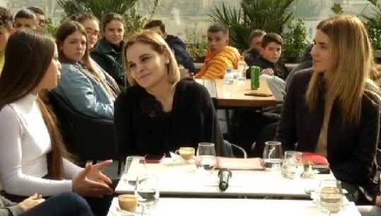 Del ‘blof’ Kryeamadhi, i 'shembet' për pak sekonda propaganda për papunësinë! Anëtarja e LRI-së: Çdo student është në dy punë (VIDEO)