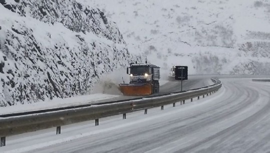 Rruga e Kombit mbahet e hapur, vështirësi qarkullimi në Tunelin e Kalimashit! Mjetet borëpastruese në terren