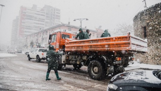 Dëbora mbulon Elbasanin, hidhet kripë në rrugët e qytetit