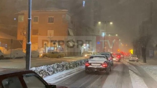 Dëbora izolon 11 fshatra në Elbasan, probleme me energjinë në disa zona