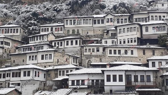 Berati i 'një mbi një dritareve' zbardhet nga dëbora (VIDEO)