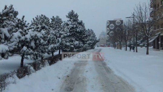 Dëbora bllokon disa fshatra në Korçë, akset nacionale të kalueshme vetëm me zinxhirë