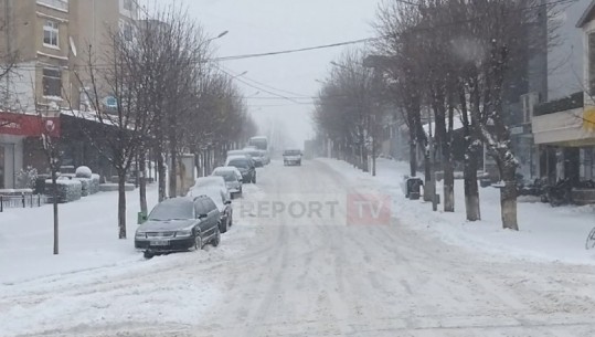 Kukës, dëbora krijon problematikë brenda qytetit, kalimi i mjeteve me vështirësi! Akset nacionale të kalueshme vetëm me zinxhirë