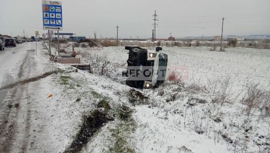 Situata problematike në autostradën Rrogozhinë-Lushnje, furgoni i mallrave del nga rruga (VIDEO)