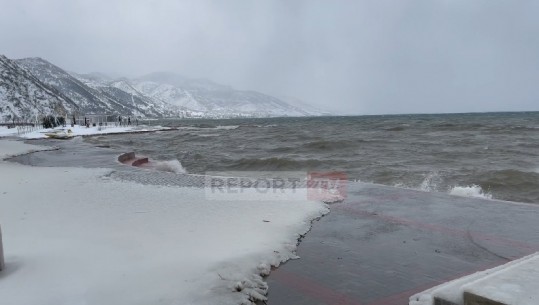 Dëborë në buzë të liqenit, pamje mahnitëse nga Pogradeci! Rrugët e kalueshme me zinxhirë (VIDEO-FOTO)