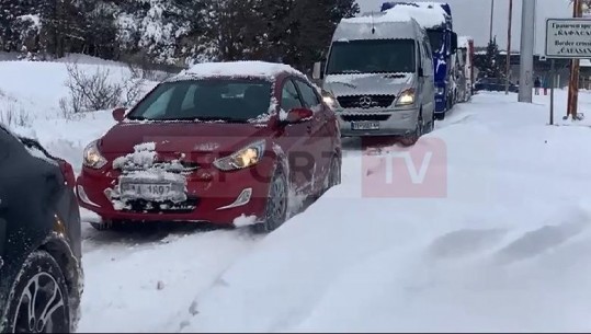 Dhjetëra makina të bllokuara në Qafë-Thanë, në radhë fëmijë e gra shtatzëna! Borëpastrueset vështirësi në ndërhyrje! Qytetari për Report Tv: Kam mbi 6 orë që pres