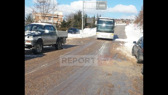 Dhjetëra qytetarë pritën në të ftohtë për shumë orë, zhbllokohet Qafë Thana! Hapet vetëm një korsi, kalojnë autobusët e parë