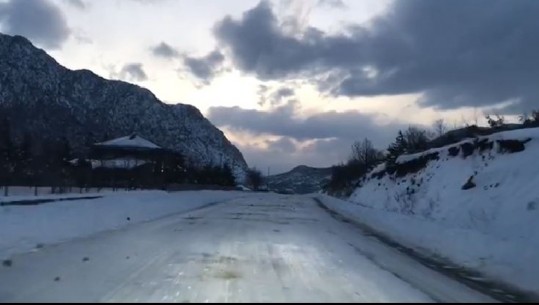 Ngricë në Kukës, rrugët nacionale të kalueshme me zinxhirë! Dibra e stabilizuar, vijon puna për hapjen e rrugës së Arbrit