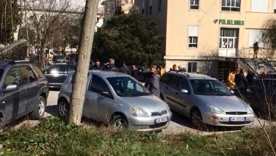 Vdekja e elektricistëve, mbërrin eksperti mjeko-ligjor për autopsinë! Dhjetëra punonjës të OSHEE dhe familjarë para morgut të spitalit