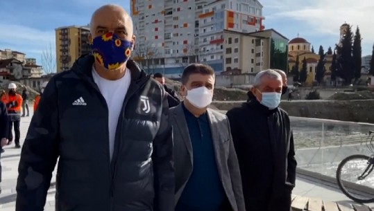 Punimet përgjatë lumit Gjanica në Fier, Rama: Dikur ishte bllokuar nga pisllëku i ndërtimeve pa leje, sot është vlerë e shtuar (VIDEO)