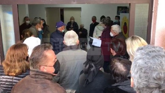 Radhë dhe kaos në qendrën e vaksinimit anti-COVID në Lezhë, të moshuarit u njoftuan të gjithë në të njëjtin orar, disa kthehen pa marrë dozën (VIDEO)