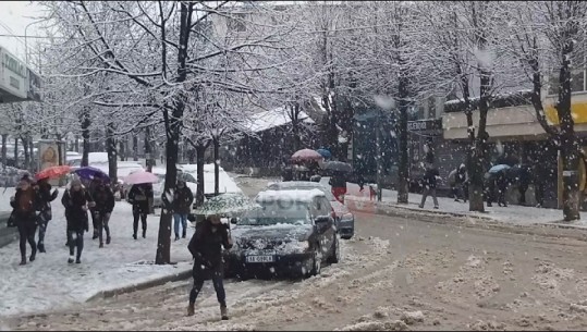 Rikthehen reshjet e dendura të borës në Kukës, krijohet vështirësi në qarkullimin e mjeteve