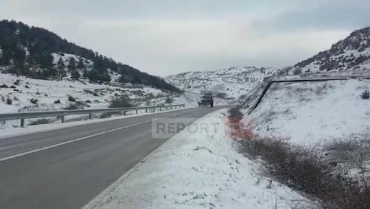 Reshje dëborë në jug-lindje, po punohet për kriposjen dhe pastrimin e disa akseve rrugore