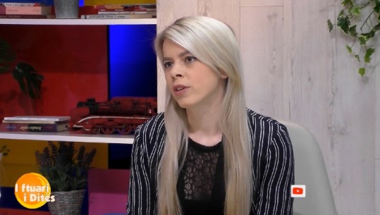 ‘Edhe pse 3 vjeçe vazhdoj t’i jap gji vajzës’ / Eksperienca e një nëne me gjidhënien dhe paragjykimet me të cilat është përballur (VIDEO) 