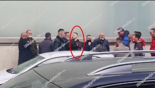 Meta mobilizon edhe të birin në mbrojtje të FRD-së, bashkë dhe me militantë të tjerë të LSI mblidhen para selisë ku Presidenti u përlesh me policinë (PAMJET)