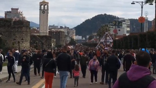 Sot Dita e Verës, mijëra qytetarë mbushin rrugët në Elbasan! Shqetësuese situata e respektimit të masave anti-COVID! Urojnë politikanët