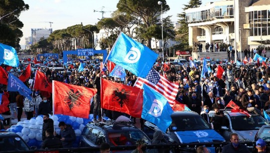 Frrok Çupi: Ta shpifka njeriu-makinë në bulevard