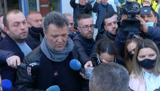 Zjarrfikësja do bënte prononcim për mediat, familjarët e ndalojini: Hajdeni na i thonë ne! S’keni pajisje, djali mund të kishte shpëtuar (VIDEO)