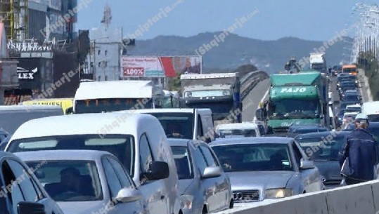 1 orë e 30 minuta për pak metra, paralizohet trafiku në hyrje të Tiranës! Policia gati nuk duket askund dhe semaforë që shtojnë kaosin (VIDEO)