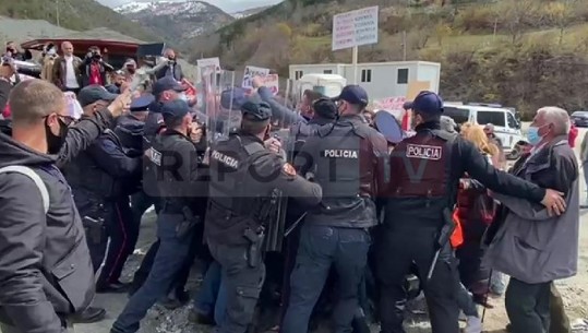 Banorët në Mirditë protestë për ndërtimit të HEC-it, përplasen me policinë! Bllokojnë Rrugën e Kombit, rreth 20 të shoqëruar, mes tyre aktivistë të VV dhe 1 gazetar (VIDEO)