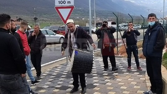 Me daulle dhe flamuj kuqezi, qytetarët mblidhen për të parë inagurimin e aeroportit të Kukësit: Presim nipin nga Londra, kemi 10 vite që s'e shohim! S'e di për kë voton (VIDEO)