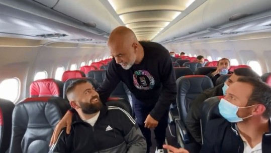 'Ti Edi Rama i PD me grusht, unë i PS me 2 gishta', Rama video gjatë fluturimit drejt Kukësit me 'çunat nga Londra': Më ke sharë aq shumë sa s'të punon telefoni