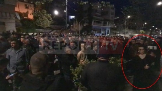 Plagoset simpatizanti  i PD në Kavajë, qindra militantë grumbullohen në zyrën  elektorale (VIDEO)