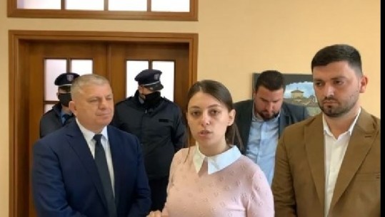 Përplasje fizike mes kandidatëve të LSI me policët në bashkinë Fier, Kejdi Mehmetaj: Turp të keni, po dhunoni! Po hiqen banerat tanë se do vijë Rama! Meta: Mos bini pre e provokimeve