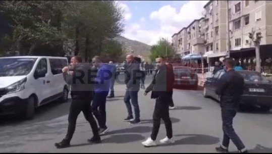 Vrasja e Pjerin Xhuvanit në Elbasan në sy të policisë, kishin shkuar të shuanin sherrin! Janë dëgjuar mbi 20 të shtëna