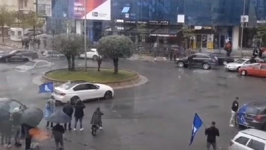 VIDEOLAJM/ Absurditeti i militantit të PD-së, bllokon rrugën duke bërë skena drifti në rrethrrotullim! Rama ironizon: Si me gjëmu bishtin tat