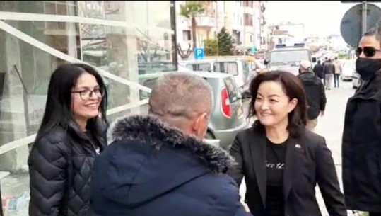 Yuri Kim nis vëzhgimet në terren pak orë  para zgjedhjeve, vizitë në Fushë Krujë! Takon qytetarë dhe policë