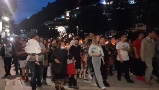 Dy kisha bashkojnë rritet fetare të së 'premtes së zezë' në Berat, qindra ndjekin 'Kapërcimin e Epitafit'! Si u prit dhe në Vlorë e Korçë