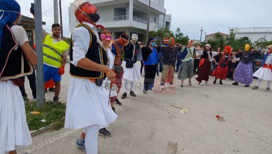 Pandemia nuk ndal karnavalet në Nartë, 3 netë festivë! Kostume popullore, maska dhe deri tek personazhet e përrallave (VIDEO)