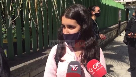 ‘Ndihemi me të çlirët’ gjimnazistët në Fier rikthehen në shkollë: Mësimi është më i rregullt (VIDEO)